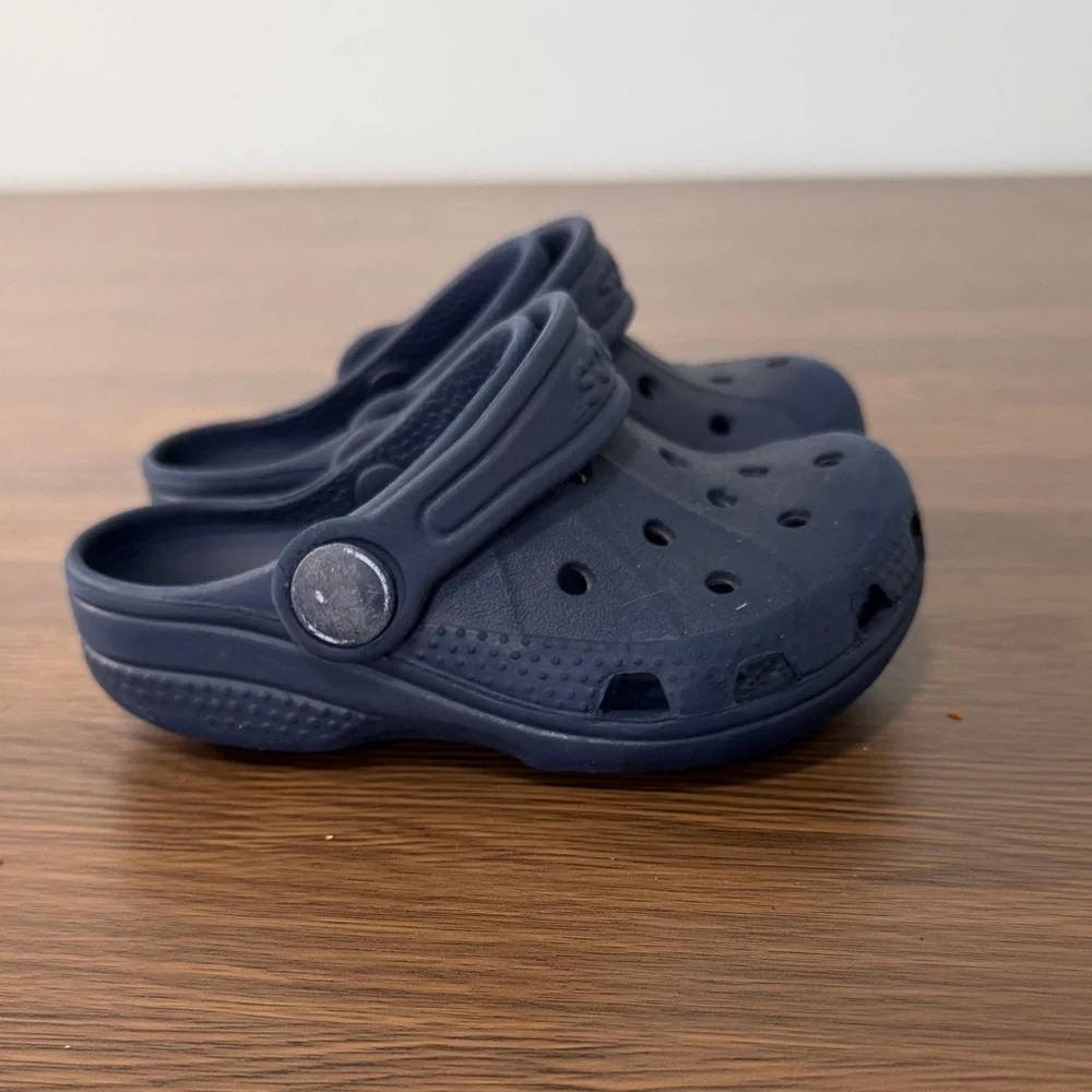 CROCS Kids Dark Blue Clogs size 4/5‎
